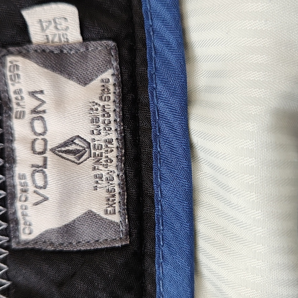 Volcom Shorts - Picture 3 of 4